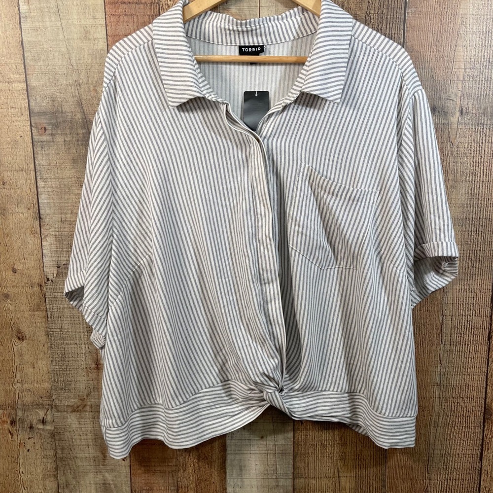 Torrid White Grey Striped Crinkle Gauze Twisted Front Button Shirt Size 4 4X 26